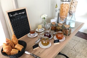 Frokostbuffé hver dag (mot et tillegg)