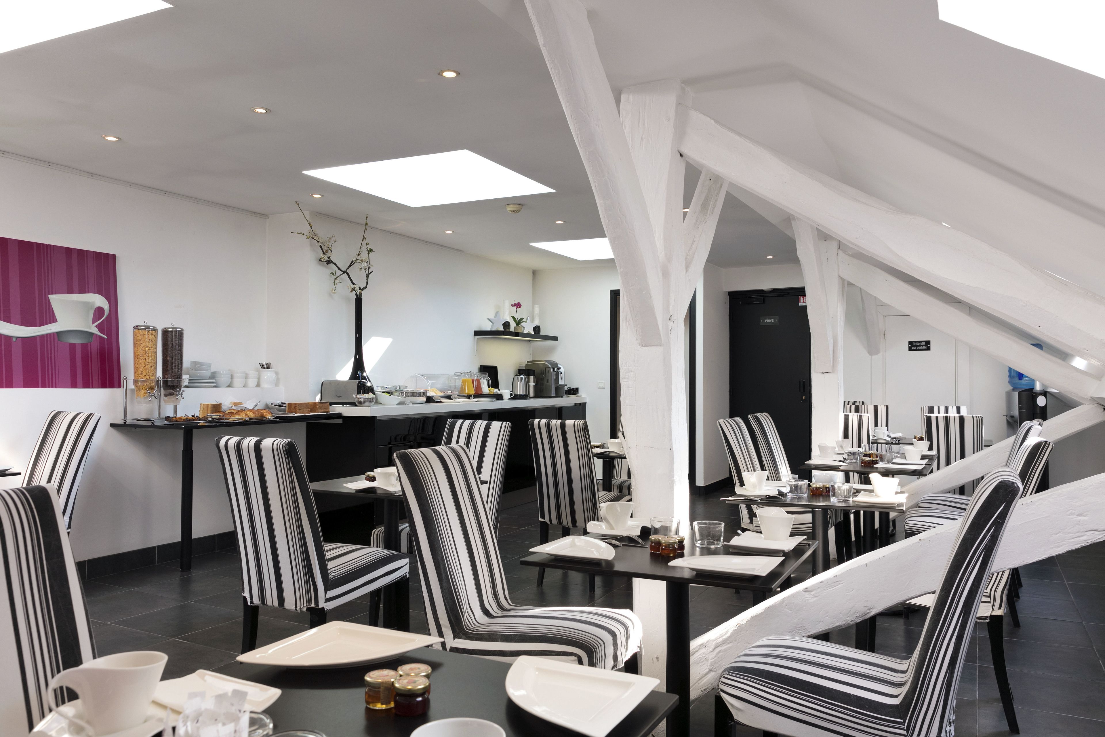 Daily continental breakfast (EUR 12 per person)