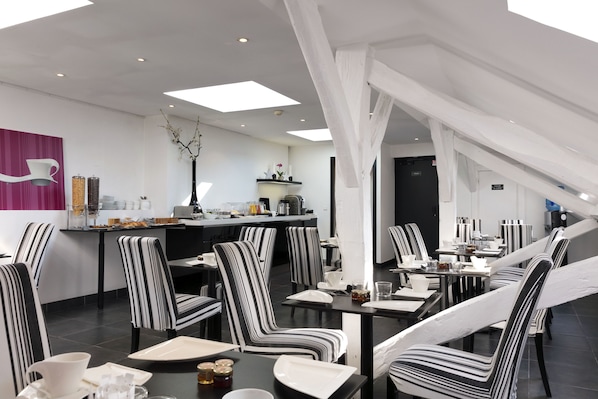 Petit déjeuner continental (12 EUR par personne)