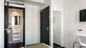 Standard-huone | Tallelokero huoneessa, pimennysverhot, äänieristys, silitysrauta/-lauta