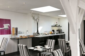 فطور أوروبي يوميًا بتكلفة قدرها (12 EUR للشخص)