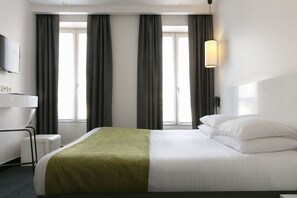 خزنة داخل الغرفة وستائر تعتيم وتجهيزات عازلة للصوت ومكواة/لوح كي