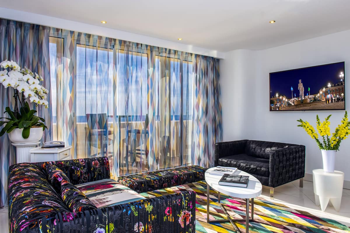 Suite presidencial, vistas al mar | Zona de estar | Televisión LCD de 60 cm con canales por satélite, una televisión