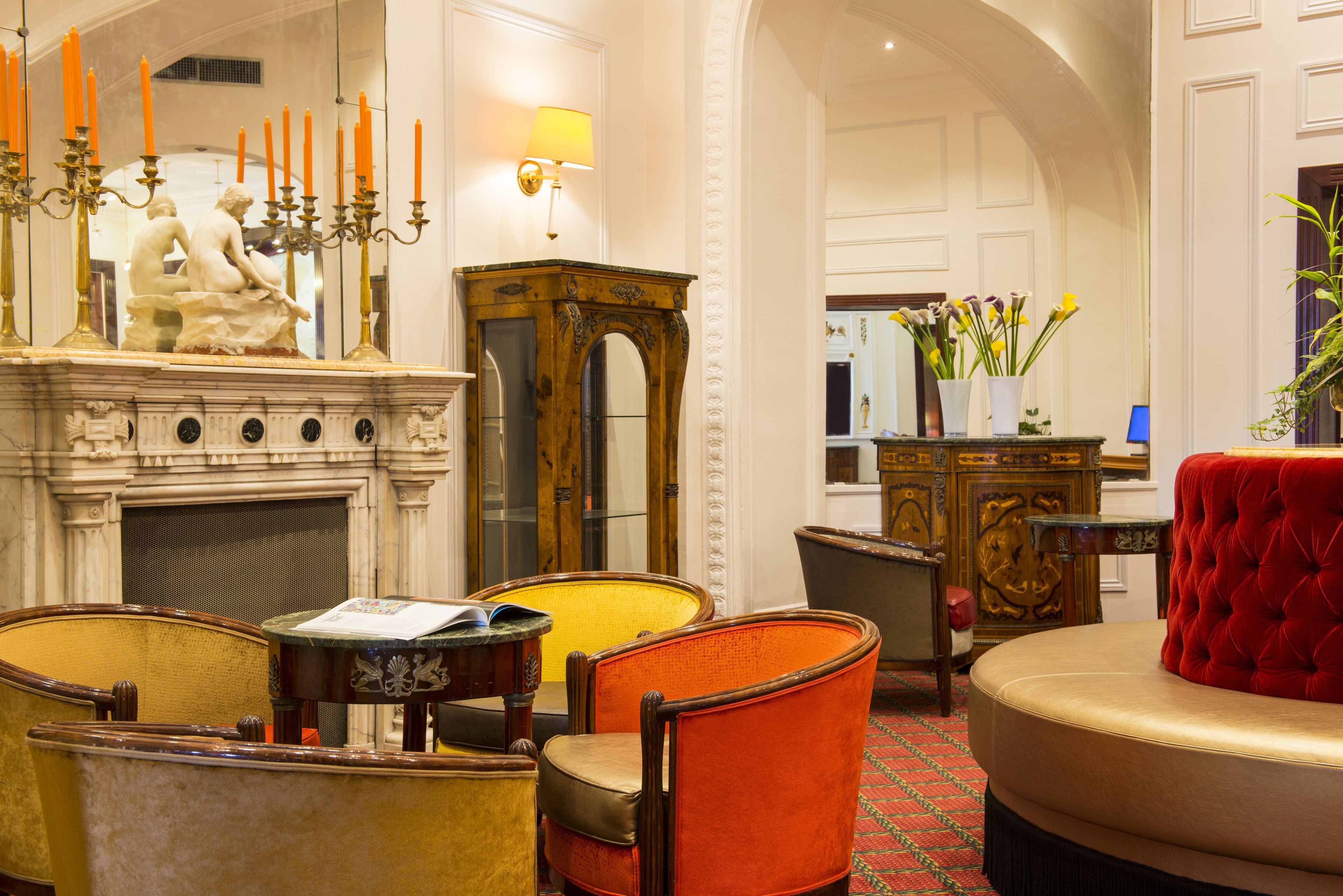 Een stijlvolle lobby met een open haard, zithoek en decoratieve elementen.