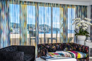 Suite presidencial, vistas al mar | Zona de estar | Televisión LCD de 60 cm con canales por satélite, una televisión
