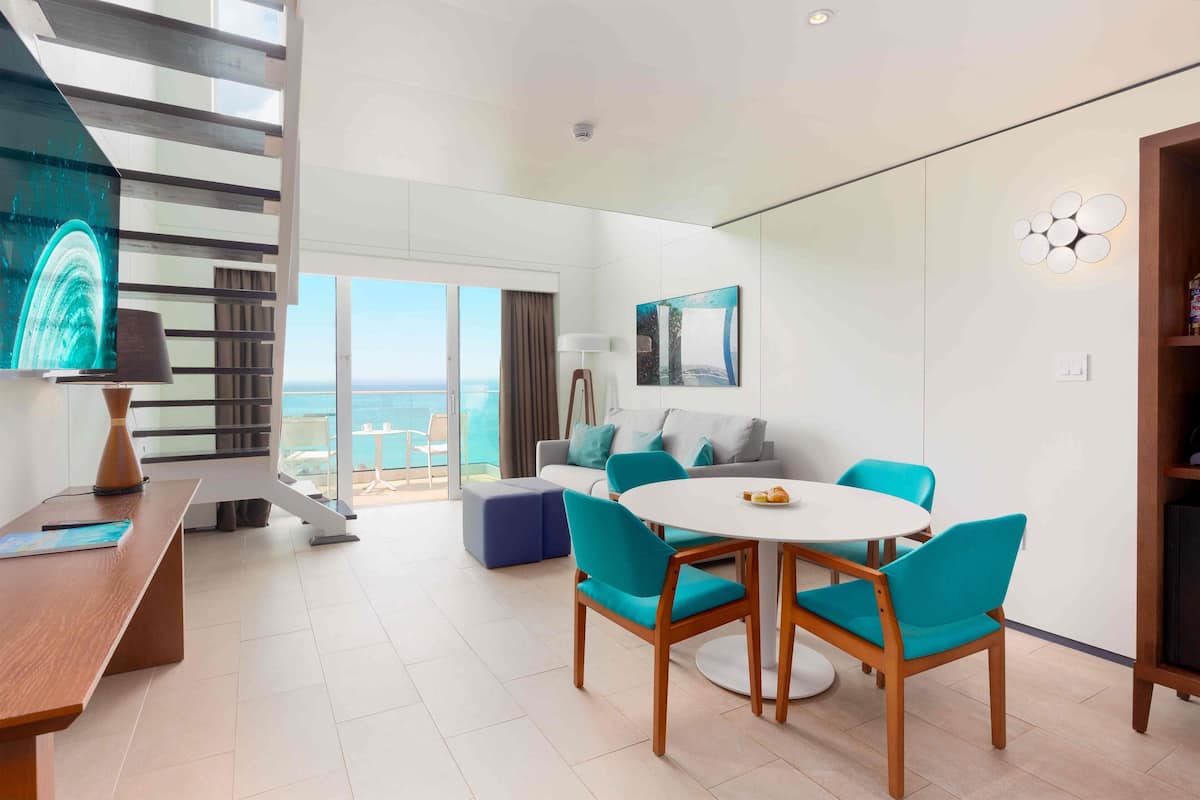 ห้องเอ็กเซกคิวทีฟสวีท, เตียงคิงไซส์ 1 เตียง และโซฟาเบด, วิวสระว่ายน้ำ (Sky Loft Suite) | ผ้าปูที่นอน Frette จากอิตาลี, เครื่องนอนระดับพรีเมียม, มินิบาร์ฟรี