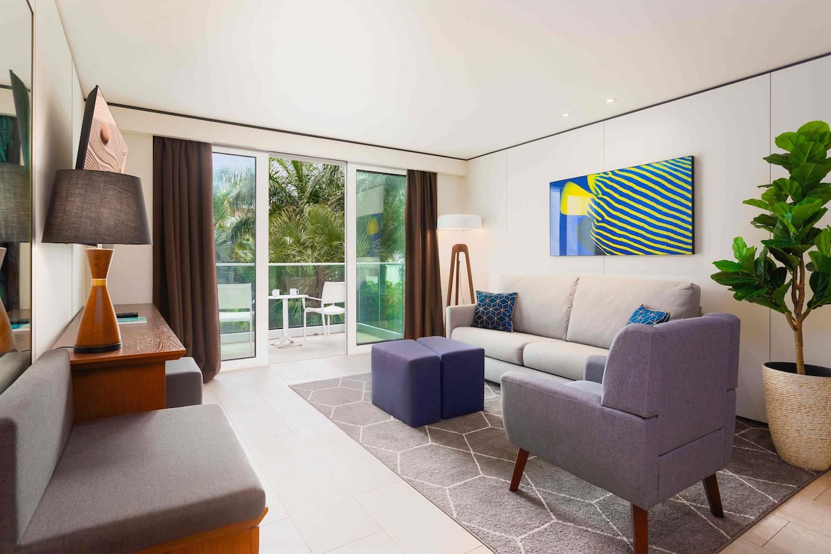ห้องสวีท, เตียงคิงไซส์ 1 เตียง และโซฟาเบด, วิวสระว่ายน้ำ (1 Bedroom Garden View Suite) | ผ้าปูที่นอน Frette จากอิตาลี, เครื่องนอนระ  ดับพรีเมียม, มินิบาร์ฟรี