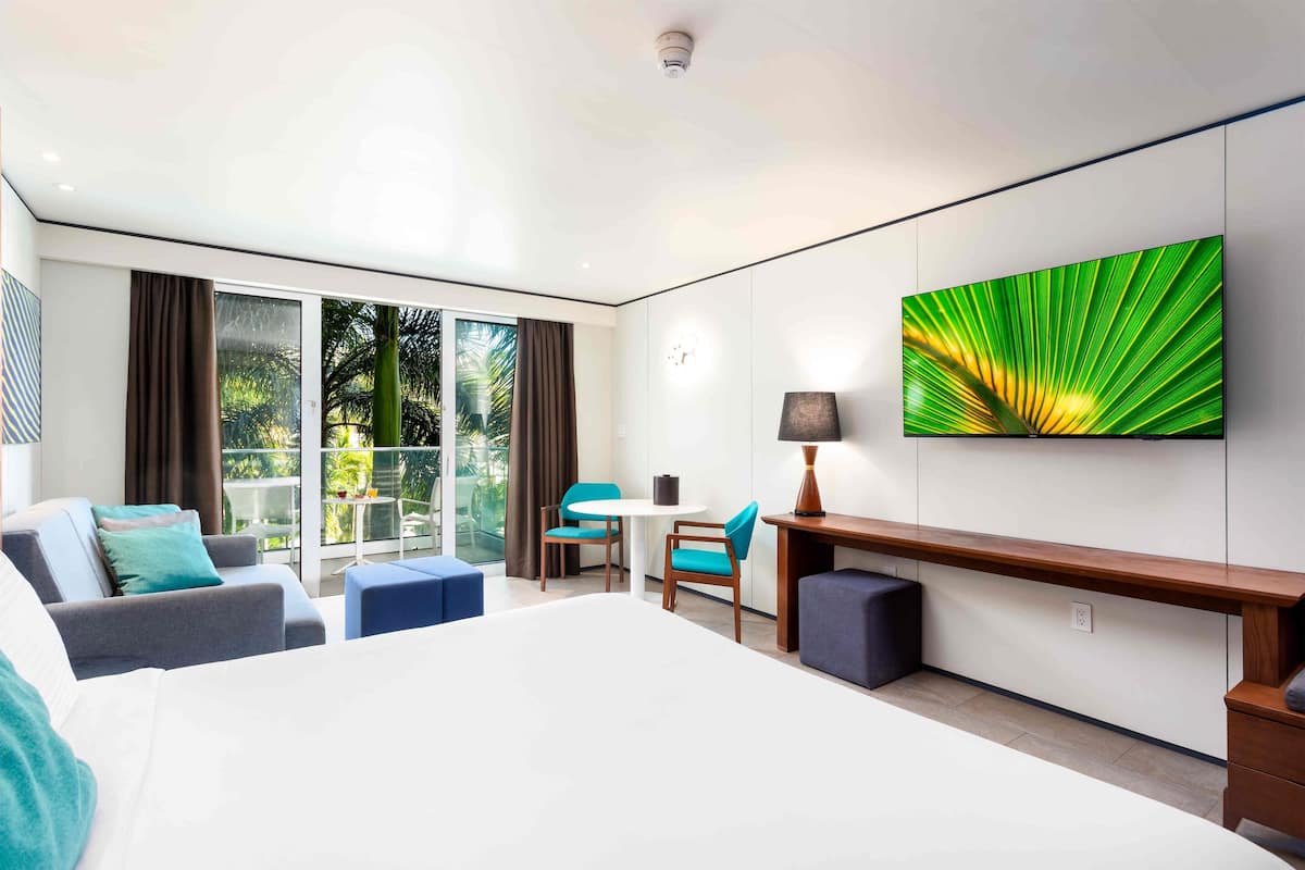 ห้องดีลักซ์, เตียงคิงไซส์ 1 เตียง, วิวสวน (Garden View Room King) | ผ้าปูที่นอน Frette จากอิตาลี, เครื่องนอนระดับพรีเมียม, มินิบาร์ฟรี