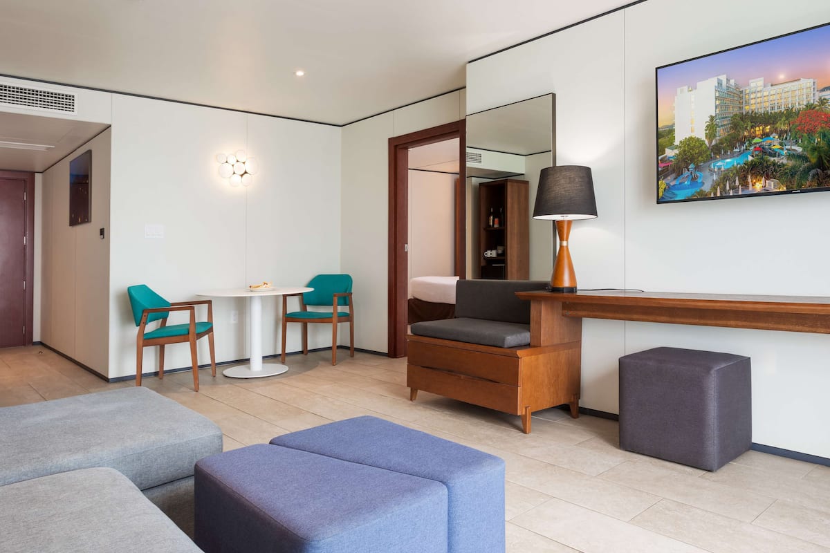 Frette Italian sheets, premium bedding, free minibar, in-room safe