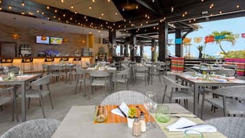 5 restaurants; ze serveren er ontbijt, lunch en diner