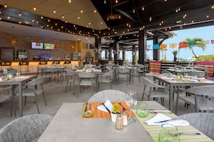 5 restaurantes; se sirve desayuno, almuerzo y cena