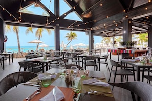 5 restaurants; breakfast, lunch and dinner served 