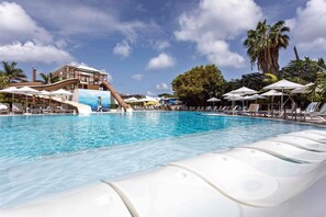 2 piscine all'aperto, ombrelloni da piscina, lettini