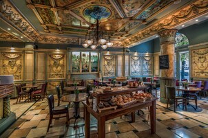 供应早餐、午餐和晚餐