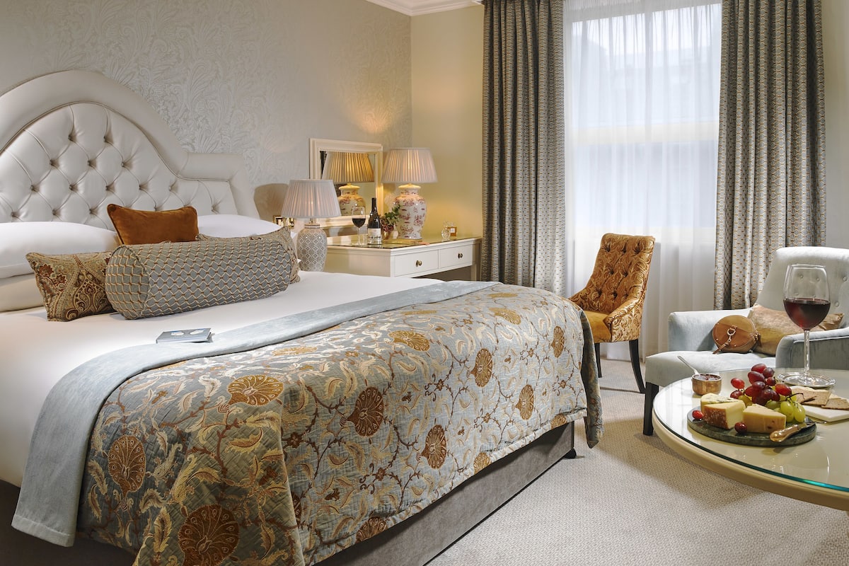 Premium bedding, in-room safe, desk, laptop workspace