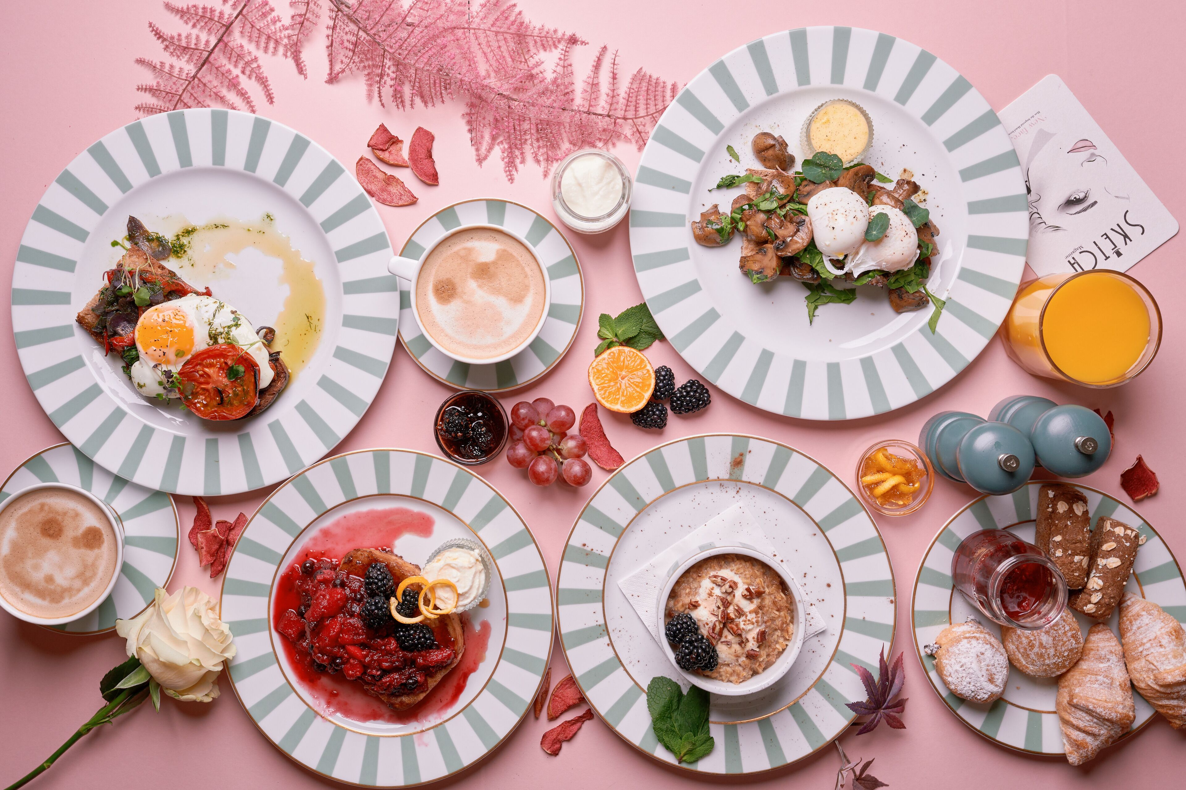 Desayuno con platos de comida, una taza de café y un vaso de zumo de naranja.