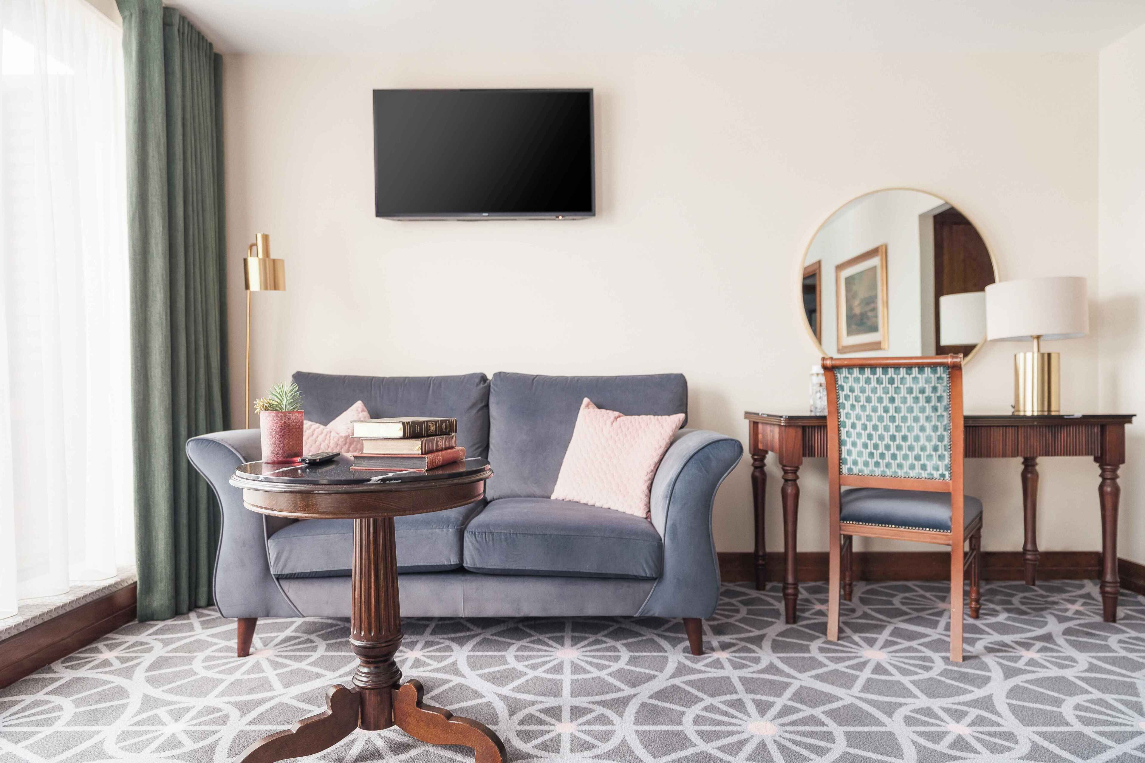 junior suite, 1 king bed | 1 bedroom, premium bedding, in-room safe, desk