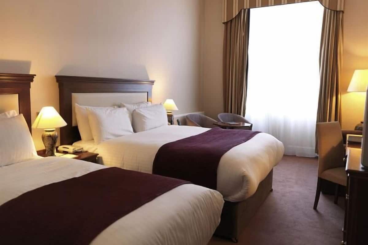 Premium bedding, in-room safe, desk, laptop workspace