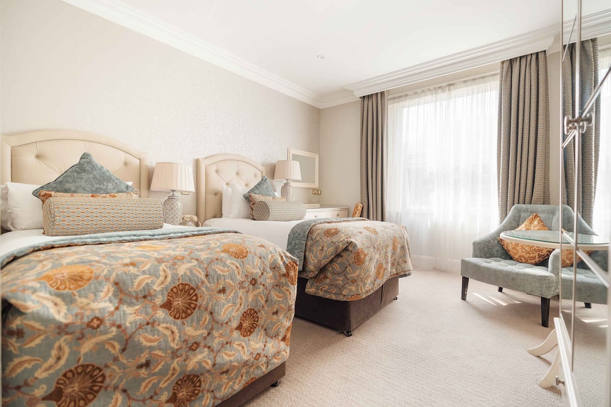 Classic Twin Room | Premium bedding, in-room safe, desk, laptop workspace