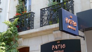 A building with a sign reading "Le Patio BASTILLE". - Le patio Bastille (Paris)
