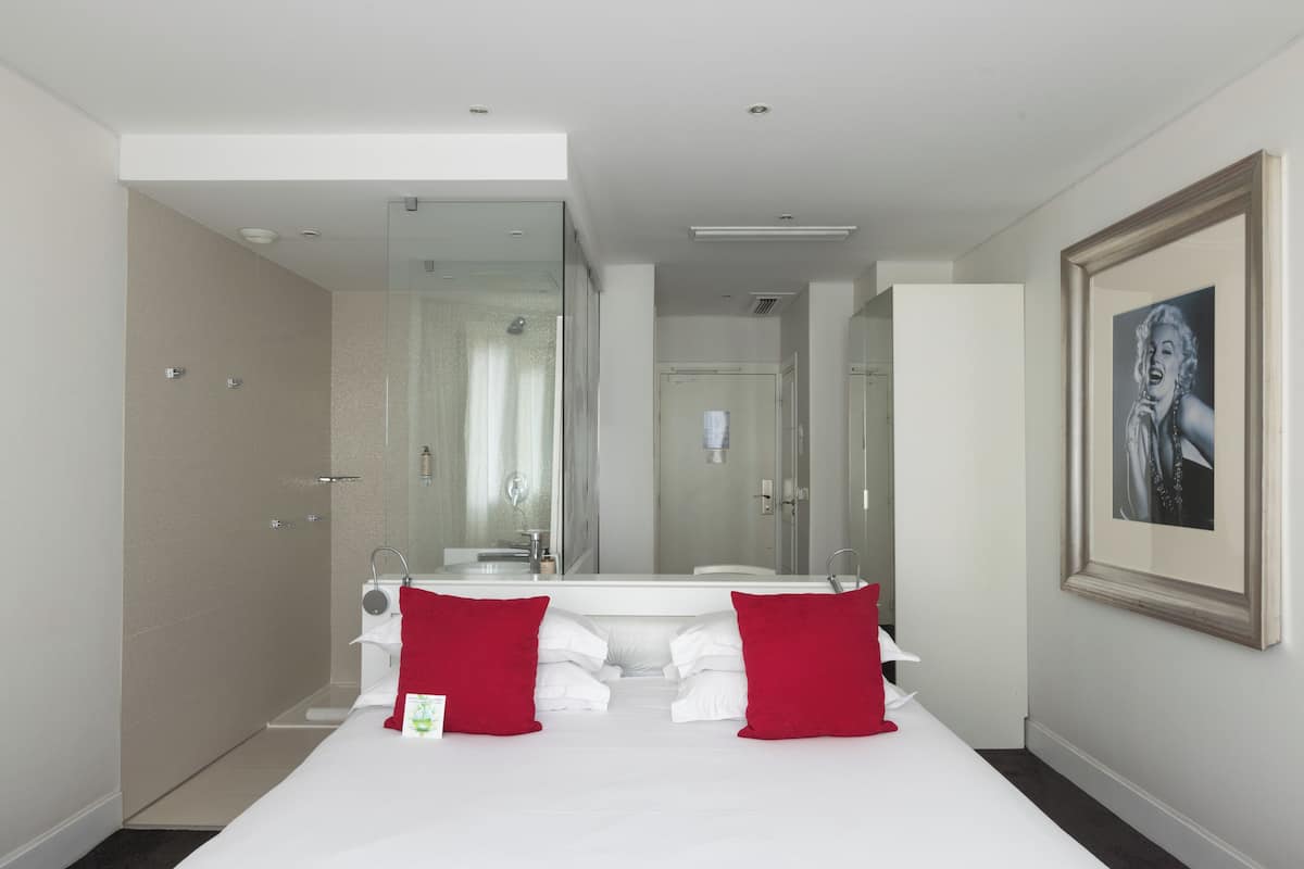 Design Room | Minibar, in-room safe, desk, blackout drapes