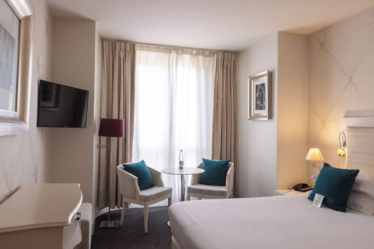 1 chambre, minibar, coffres-forts dans les chambres, bureau