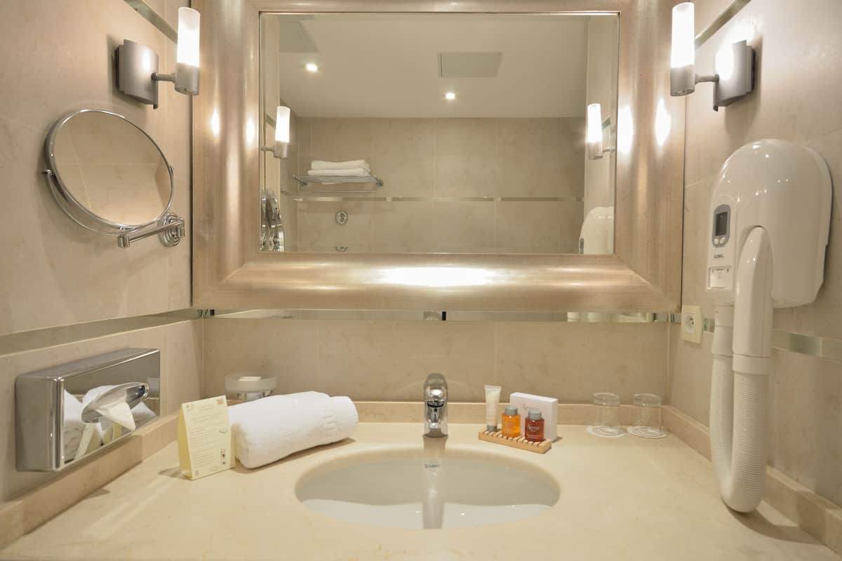 classic room | bathroom | free toiletries, hair dryer, slippers, towels