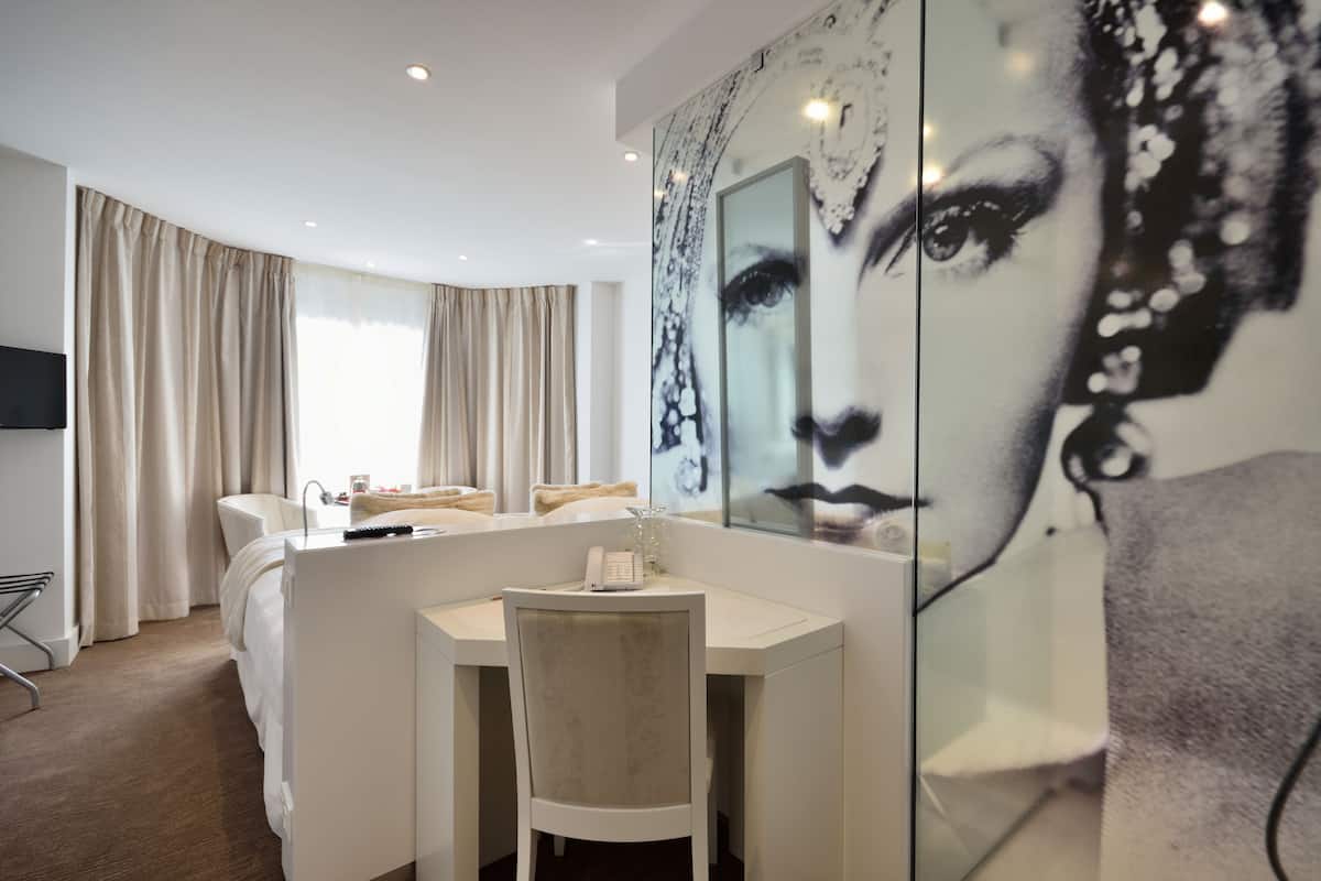 prestige design room  | 1 bedroom, minibar, in-room safe, desk