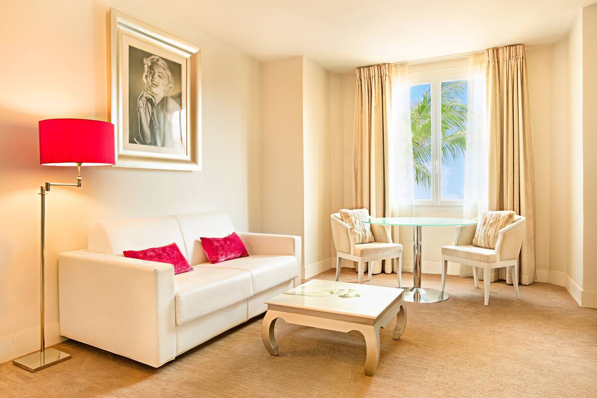 deluxe suite | living room | flat-screen tv