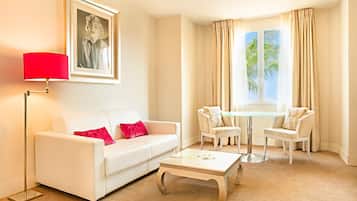 Deluxe suite | Woonkamer | Flatscreentelevisie