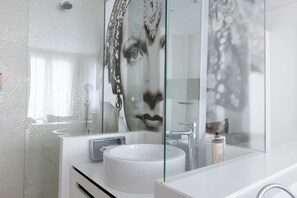 Design Room | Bathroom | Free toiletries, hair dryer, slippers, towels - Hotel Renoir (Cannes)