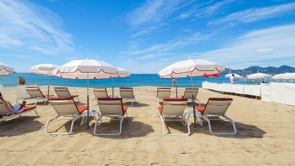 Privéstrand vlakbij, ligstoelen aan het strand, parasols, strandlakens