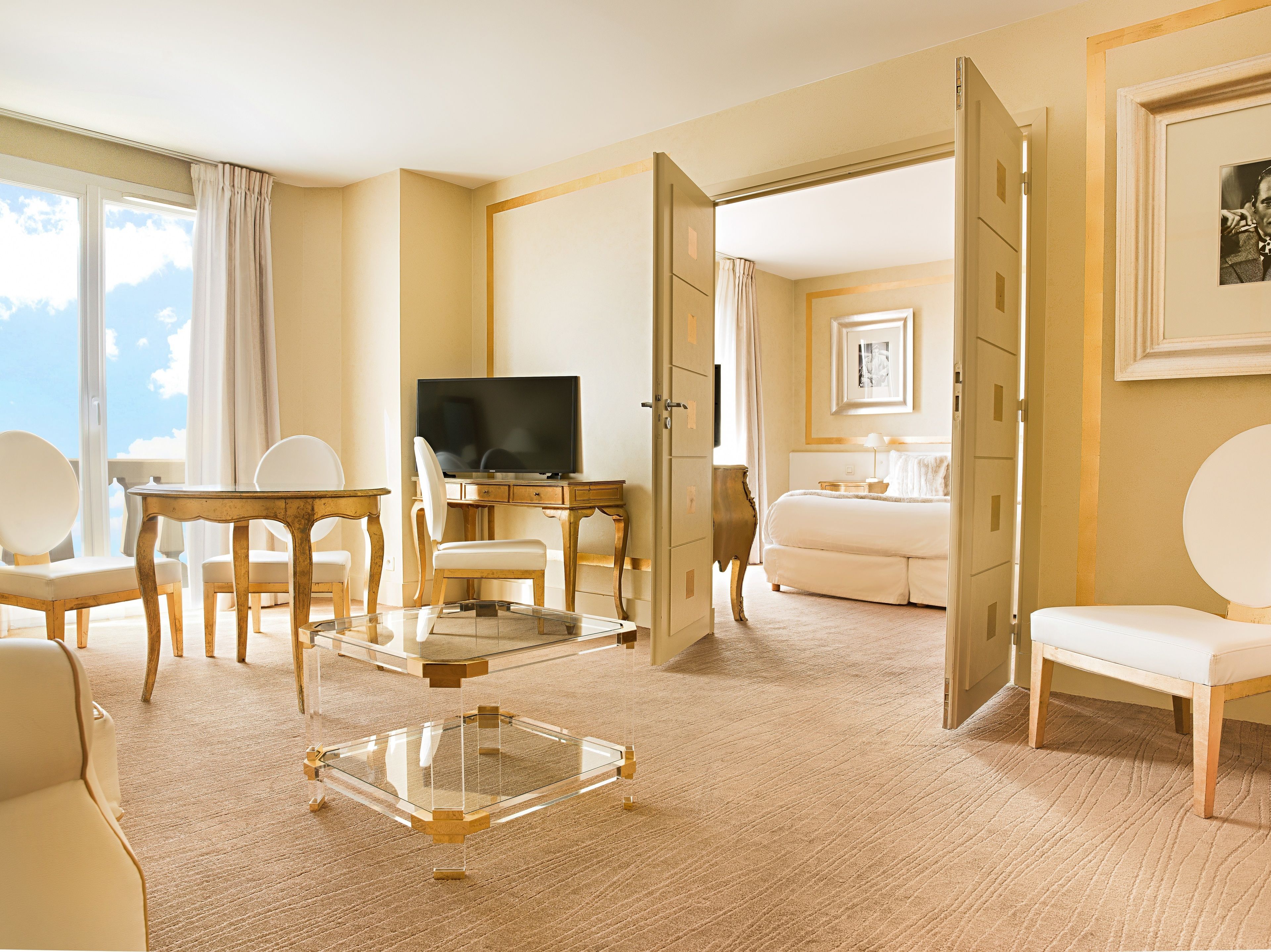 deluxe suite | living area | flat-screen tv