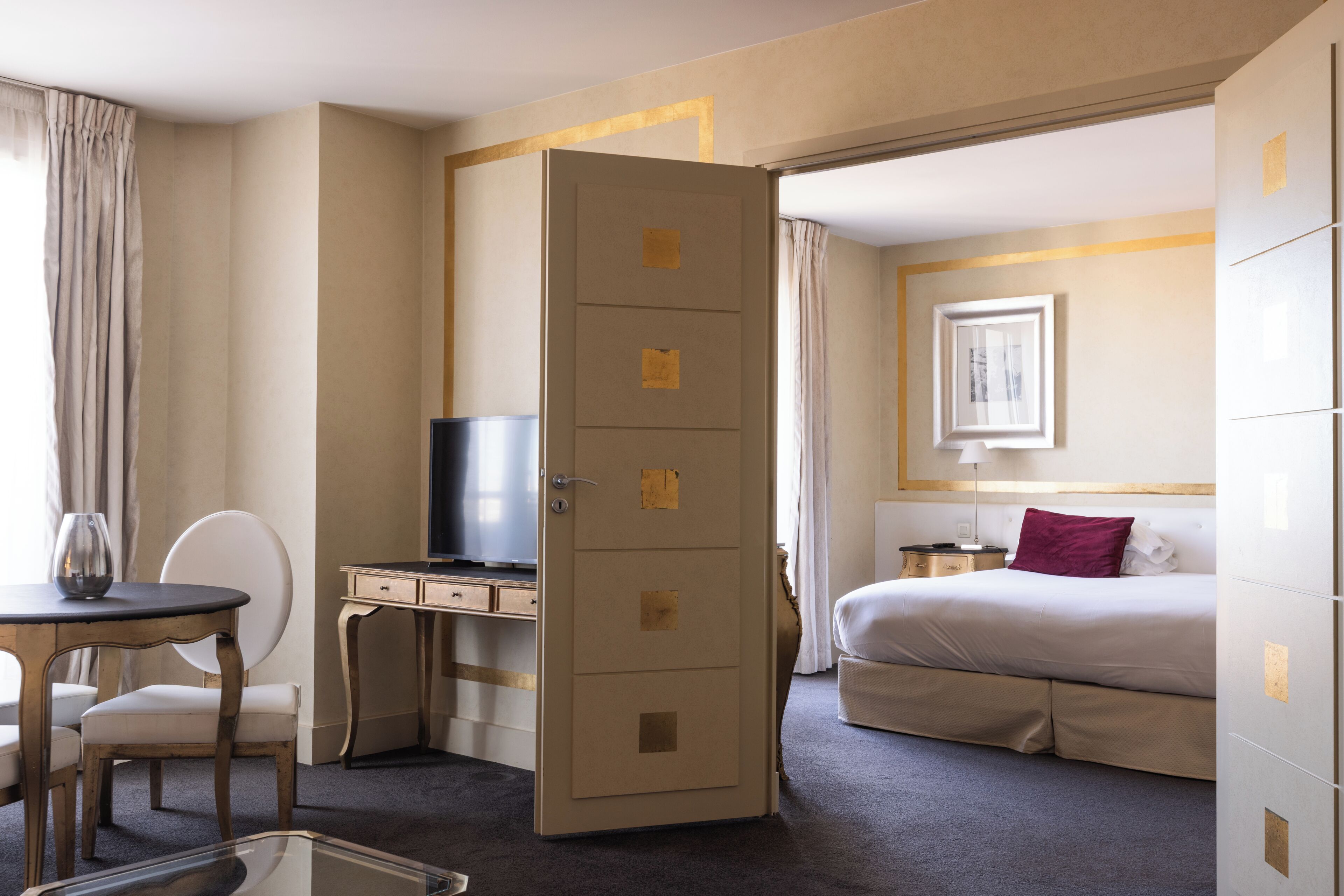 Deluxe Suite | Minibar, in-room safe, desk, blackout drapes