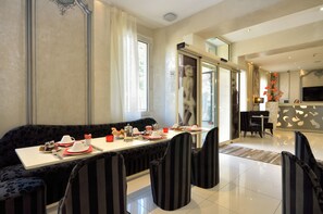 Petit déjeuner buffet (20 EUR par personne)