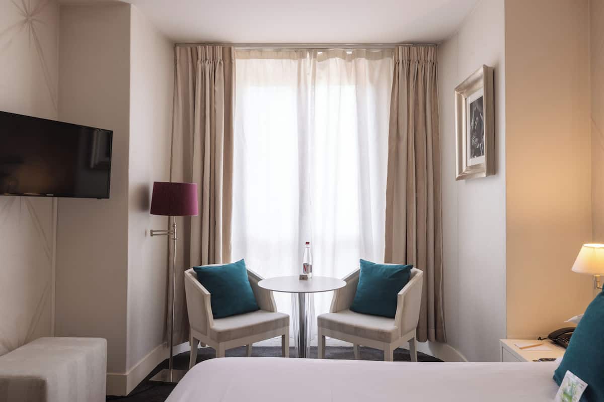 Classic Room | 1 bedroom, minibar, in-room safe, desk