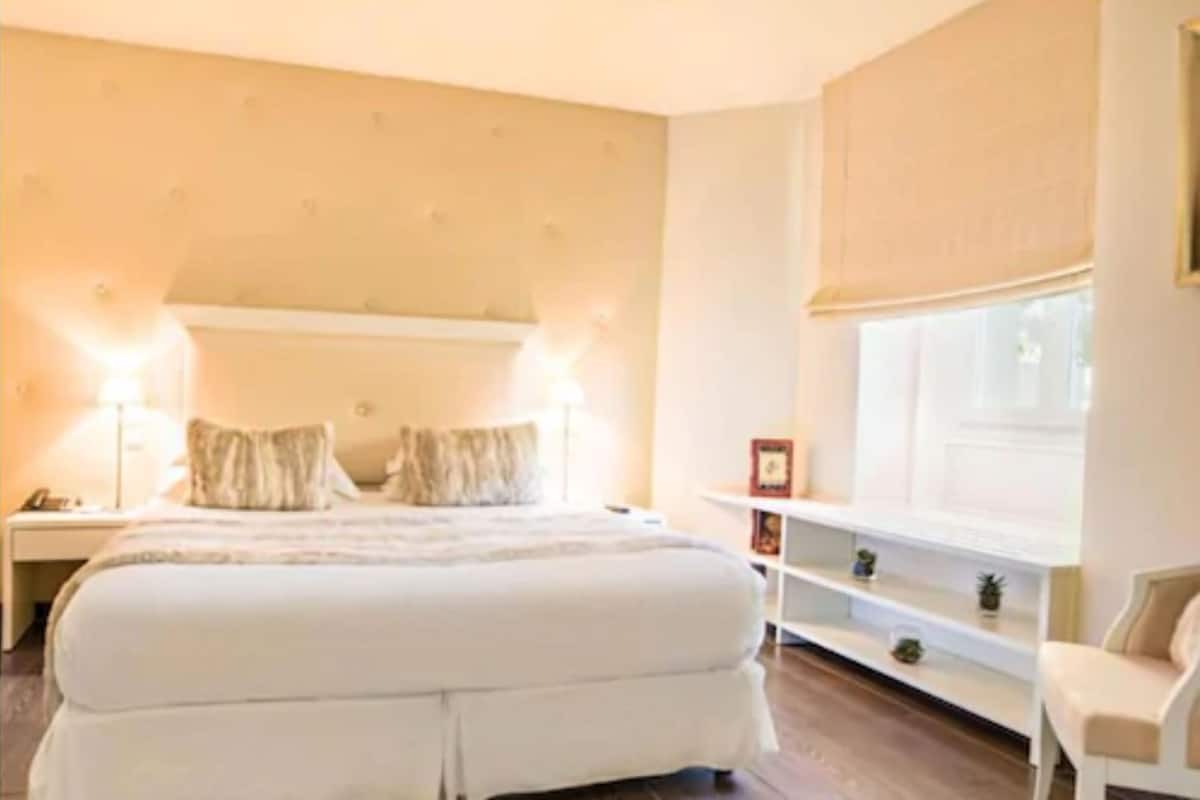 1 chambre, minibar, coffres-forts dans les chambres, bureau