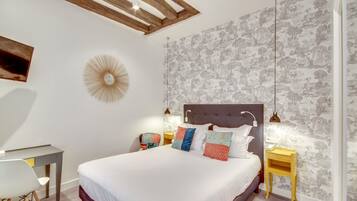 Luxe beddengoed, een minibar, een kluis op de kamer, een bureau