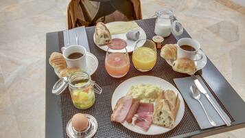 Petit déjeuner buffet (19.00 EUR par personne)