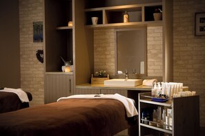 Couples treatment rooms, sauna, body treatments, aromatherapy -  Macdonald Craxton Wood Hotel & Spa, Chester (Ellesmere Port)