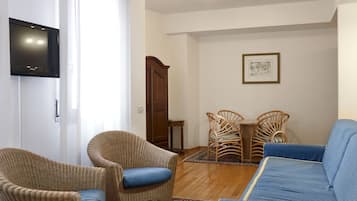 Suite Classic | Area soggiorno | TV 20 pollici con canali via cavo