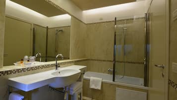 Set di cortesia gratuito, asciugacapelli, bidet, asciugamani