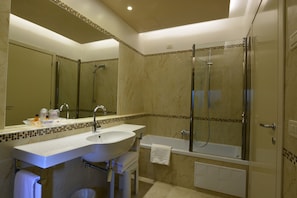 Articles de toilette gratuits, sèche-cheveux, bidet, serviettes fournies