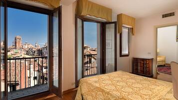 Deluxe suite | Donzen dekbedden, een minibar, een kluis op de kamer, een bureau