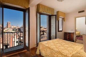 Deluxe Suite | Down comforters, minibar, in-room safe, desk