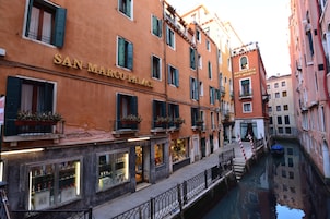 Un edificio con il cartello