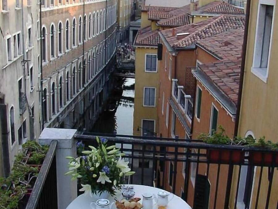 Daily continental breakfast (EUR 7.50 per person)