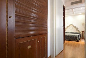 Junior Suite | Down comforters, minibar, in-room safe, desk - San Marco Palace (Venice)