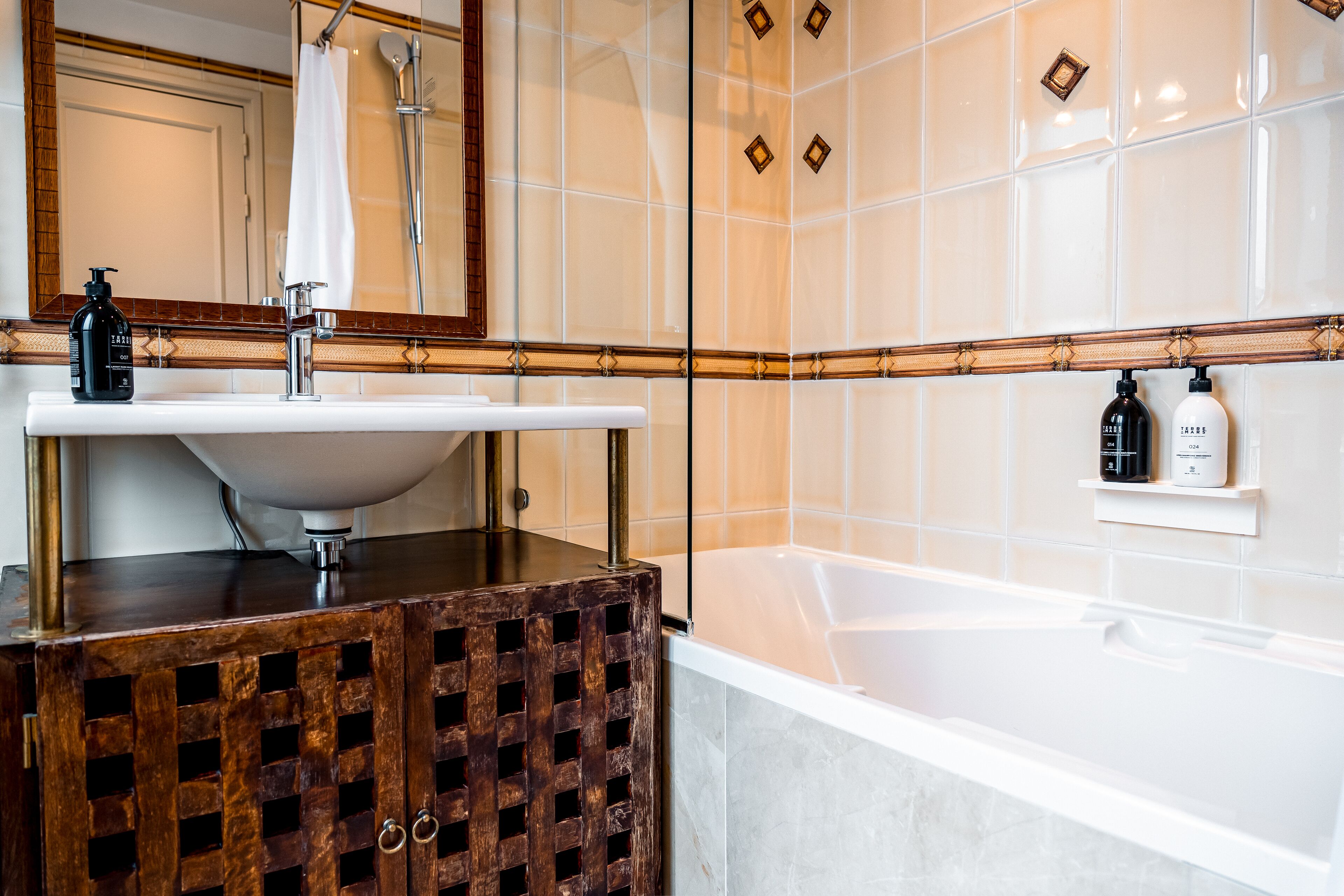 deluxe room | bathroom | free toiletries, hair dryer, bidet, towels