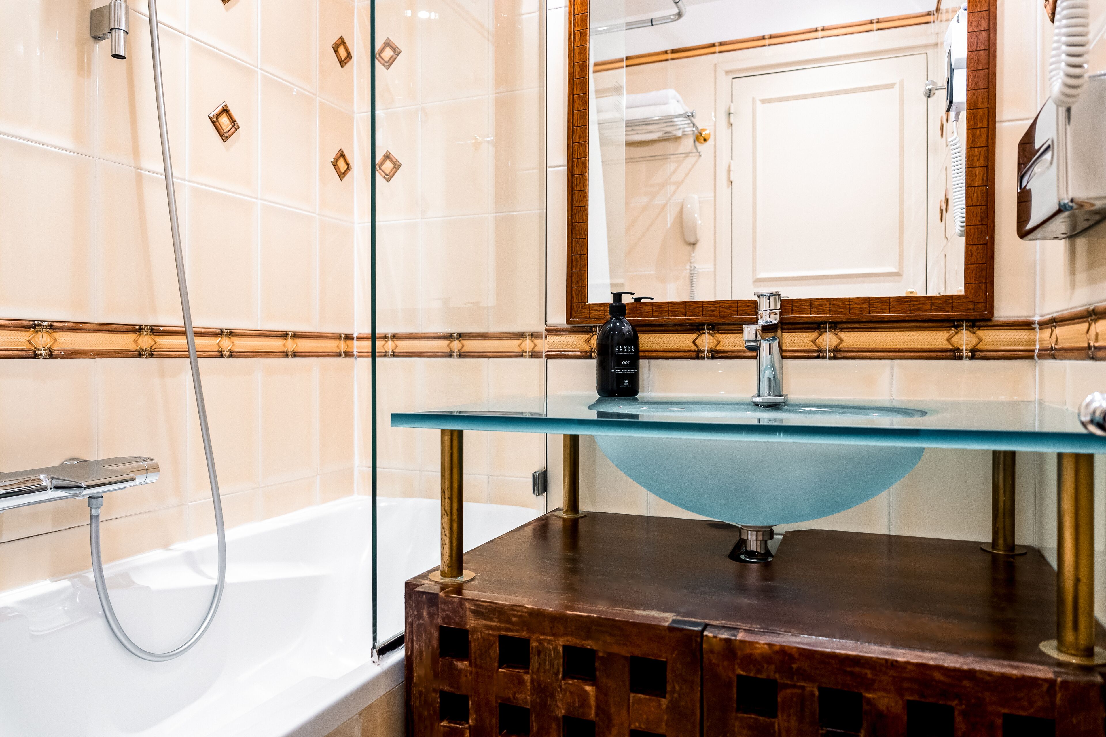 superior room | bathroom | free toiletries, hair dryer, bidet, towels